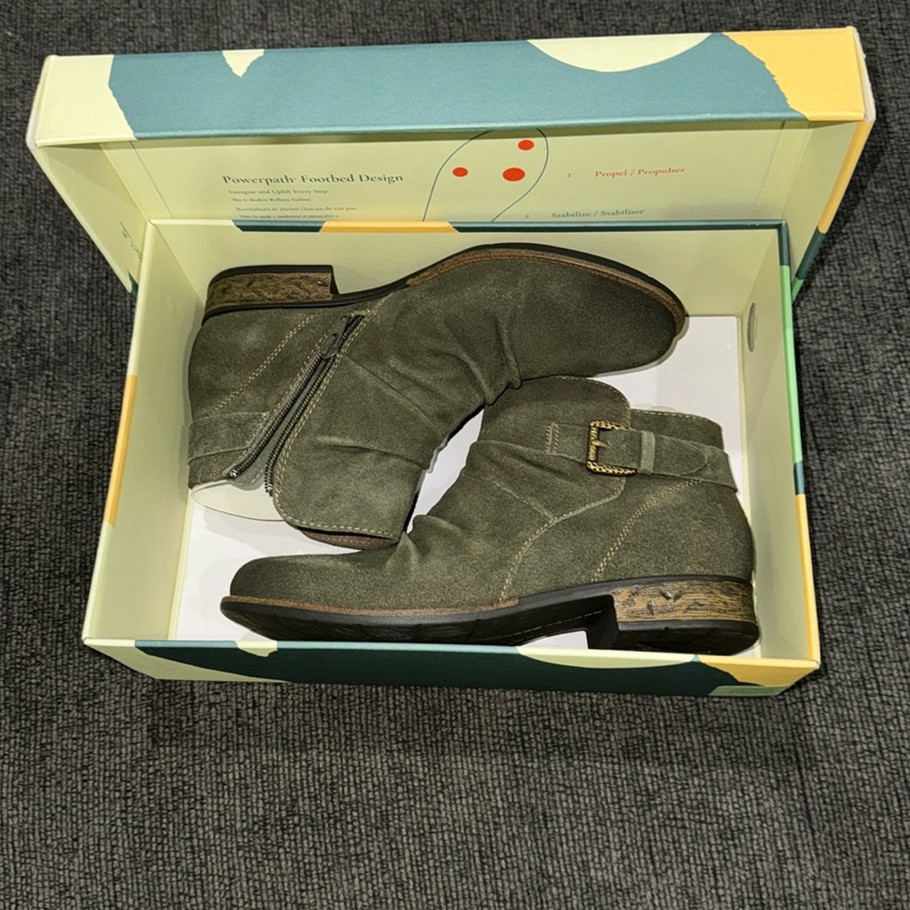 NIB Earth avanj billings WIDE green booties